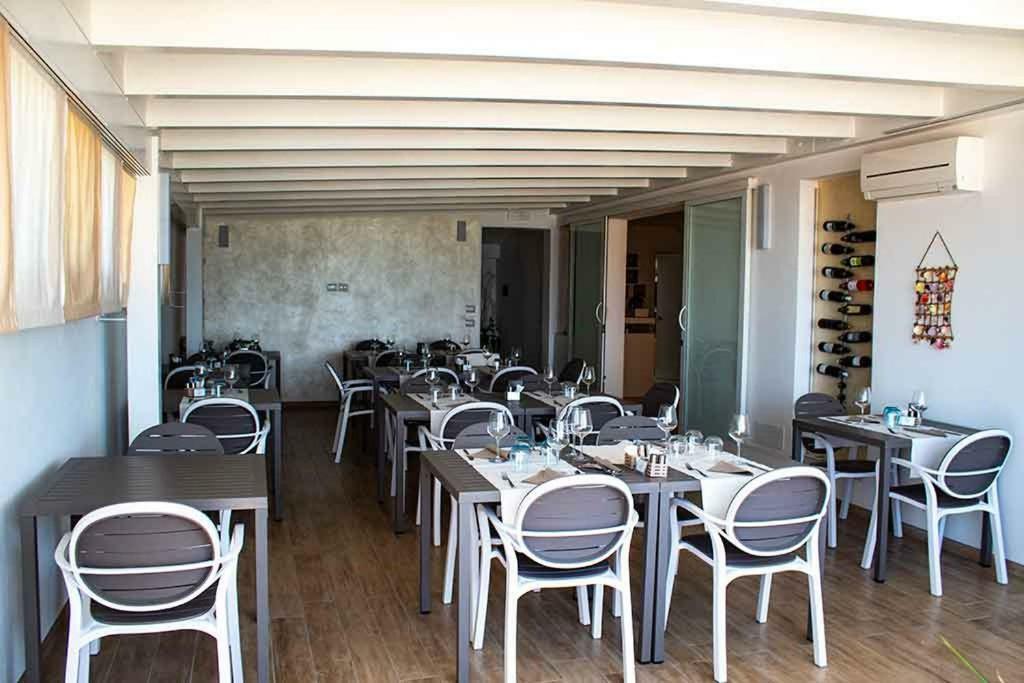 Hotel Delfino Marina Di Carrara Bagian luar foto