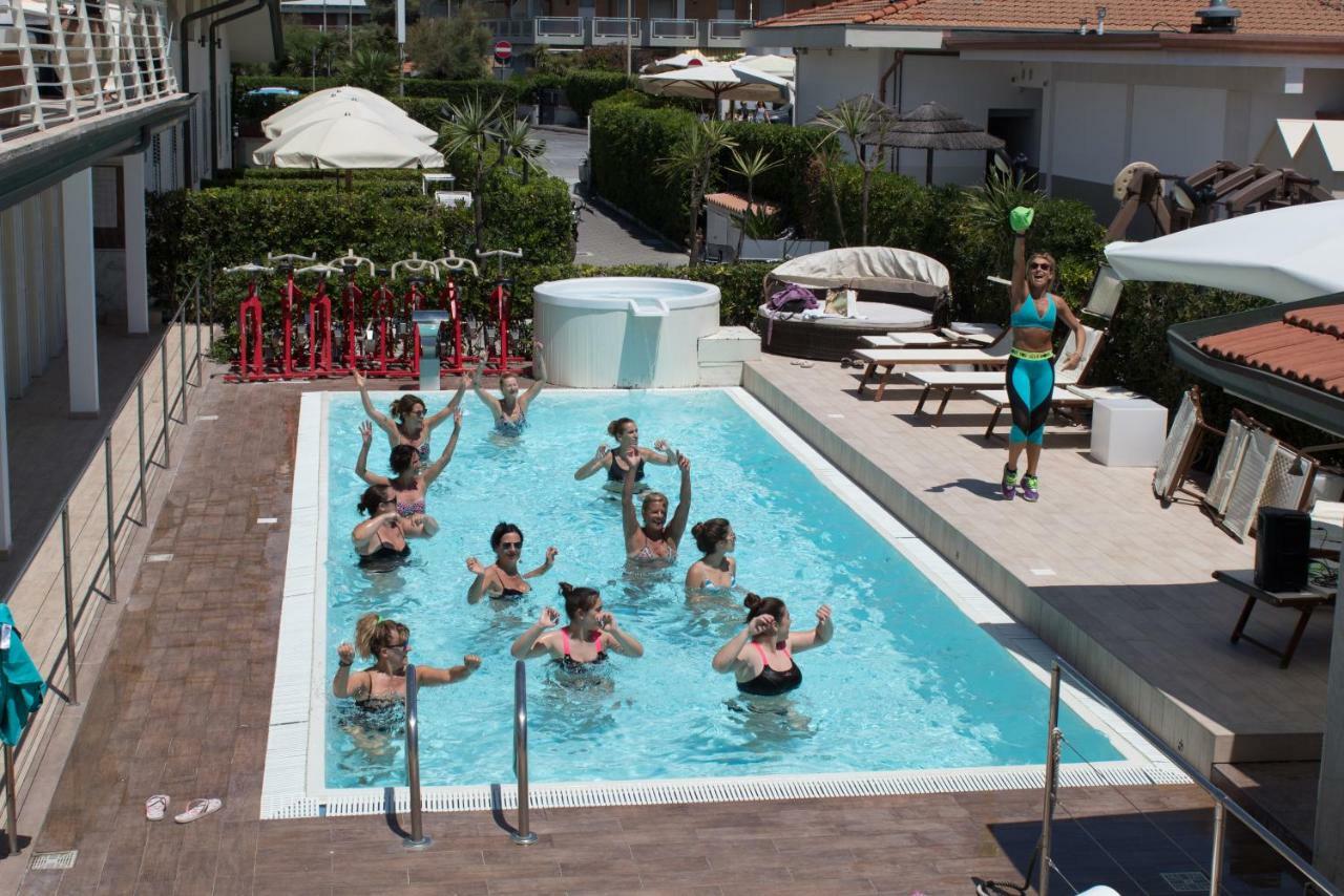 Hotel Delfino Marina Di Carrara Bagian luar foto