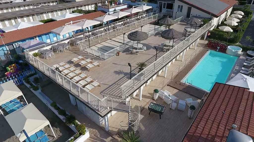 Hotel Delfino Marina Di Carrara Bagian luar foto