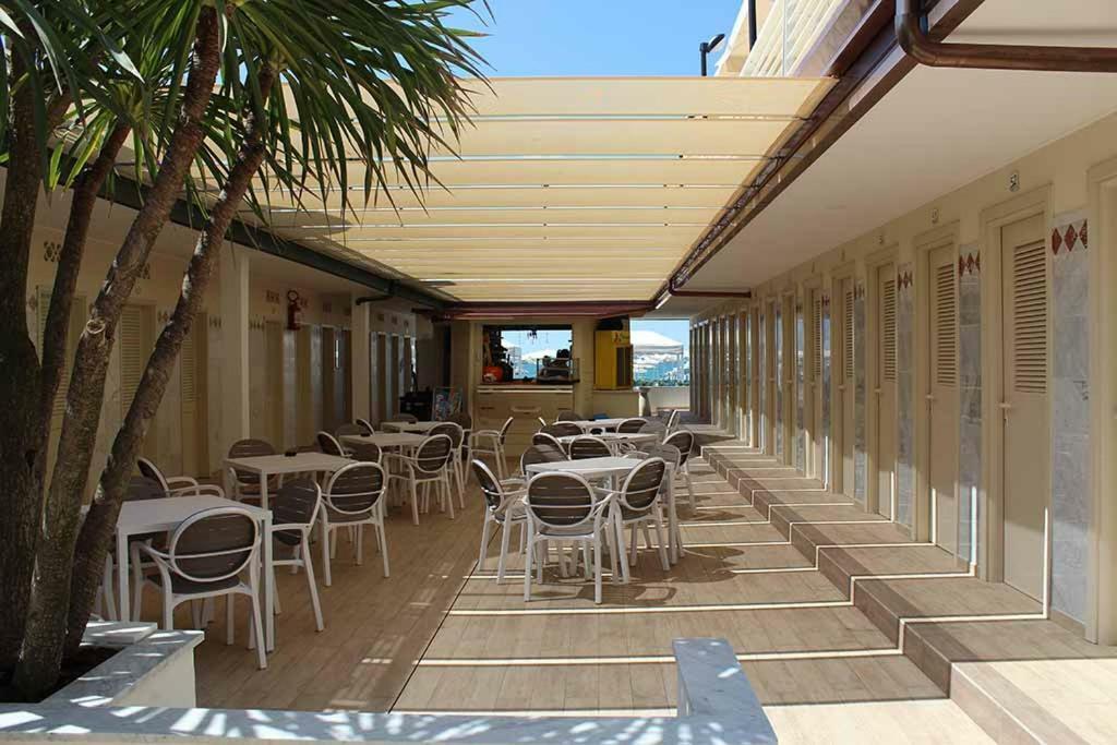 Hotel Delfino Marina Di Carrara Bagian luar foto