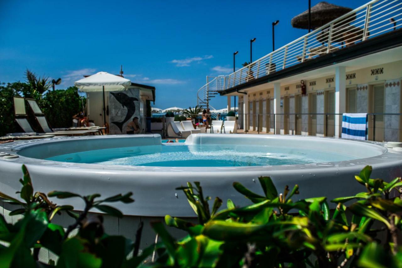 Hotel Delfino Marina Di Carrara Bagian luar foto
