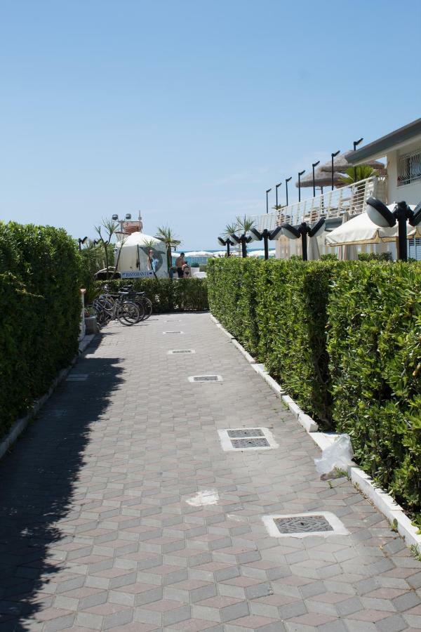Hotel Delfino Marina Di Carrara Bagian luar foto
