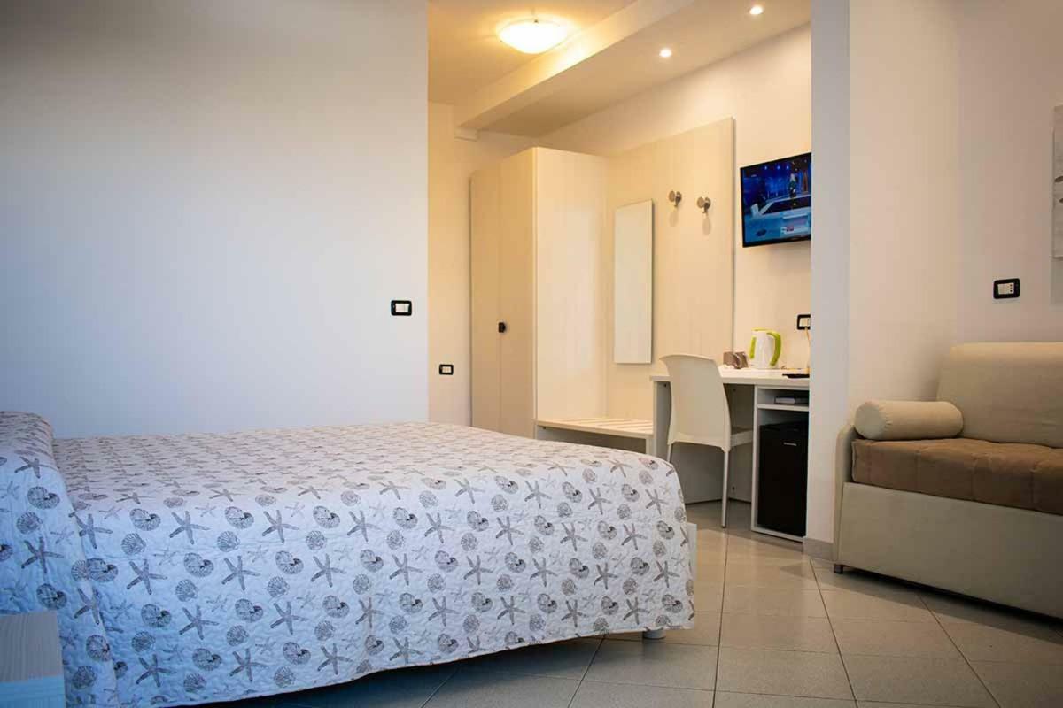 Hotel Delfino Marina Di Carrara Bagian luar foto