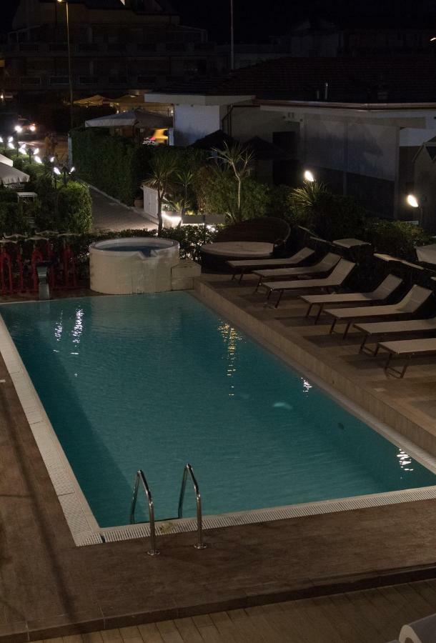Hotel Delfino Marina Di Carrara Bagian luar foto